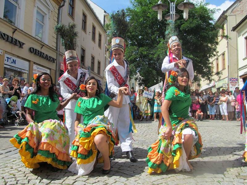 Roztančená ulice – jeden z programů XXII. Mezinárodního folklórního festivalu v Šumperku.