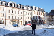 Pohled na hotel Slovan a obchodní centrum Alkron.