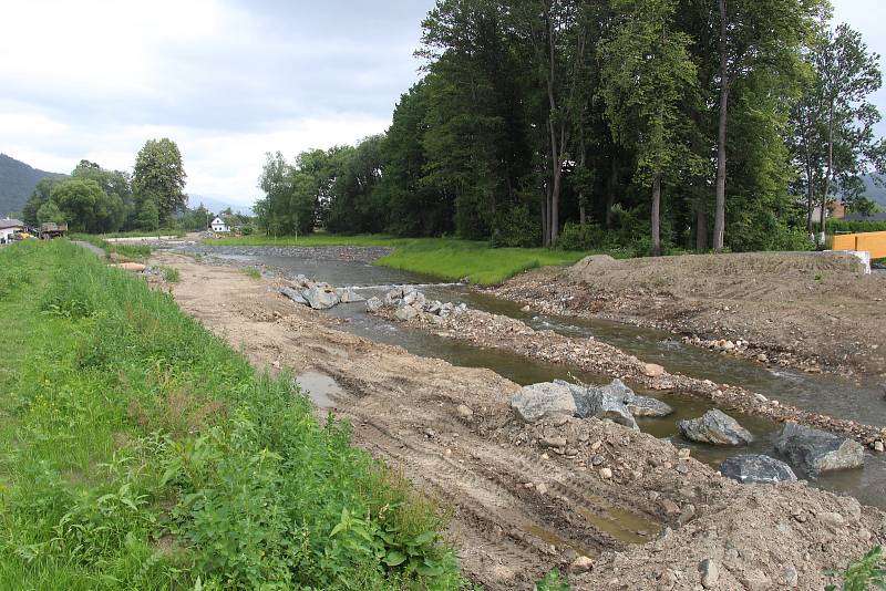 Stavba protipovodňových opatření na řece Desné - lokalita u obtokového koryta mezi Rapotínem a Vikýřovicemi.