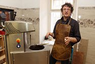 Marcel Šos vyrábí ve své manufaktuře v Jeseníku čokoládu