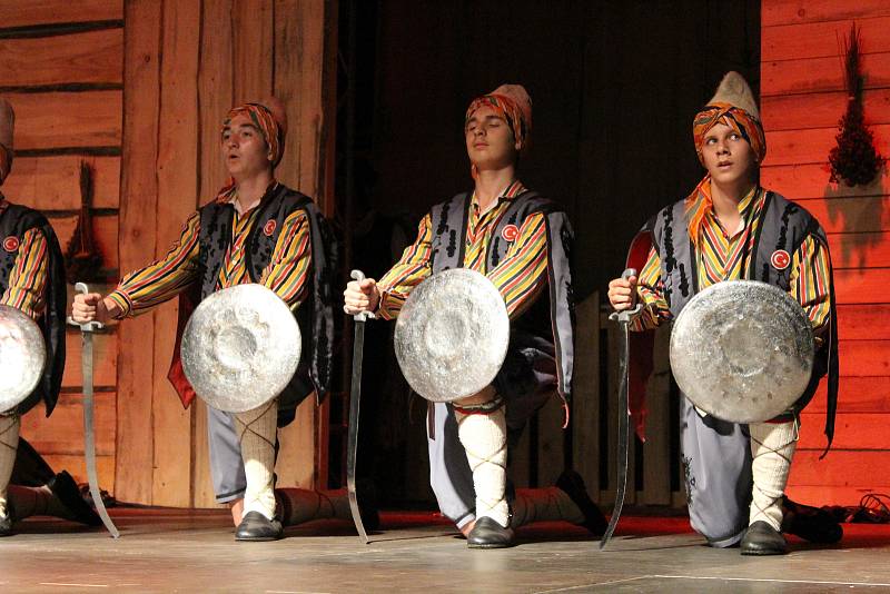 V pátek a v sobotu se na hlavních pořadech Mezinárodního folklorního festivalu v Šumperku představily postupně dvě desítky souborů. Mezi nimi byl i soubor z Turecka.