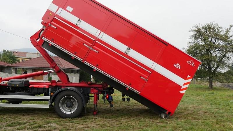 Nebezpečná látka, zřejmě nafta, unikla v úterý 13. října z průmyslového areálu v České Vsi.