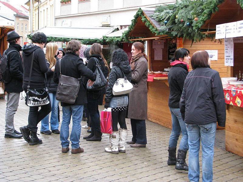 Vánoční trhy byli v pondělí 5. prosince zahájeny na šumperském Točáku