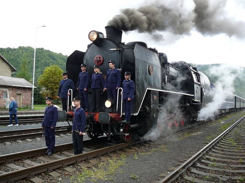 Při oslavách 140 let Moravské pohraniční dráhy projel trasu ze Šternberku do Dolní Lipky parní vlak