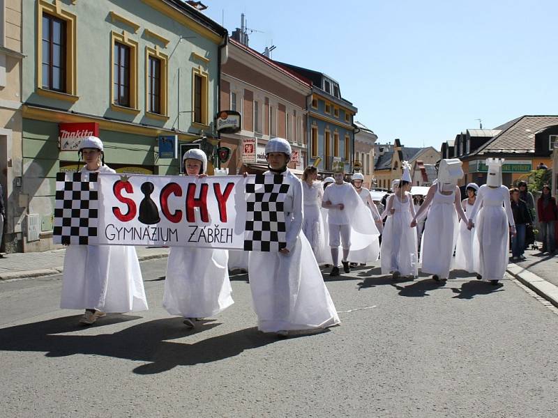 Majálesový průvod v Zábřehu, pátek 18. května 2012.