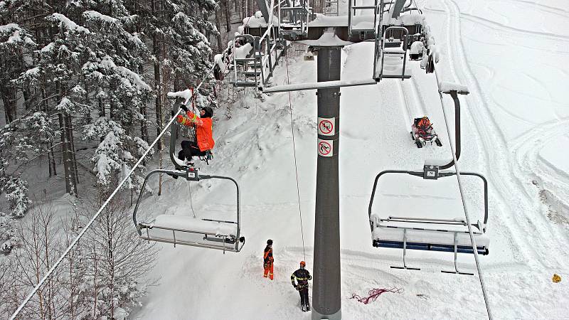 Šumperští profesionální hasiči cvičili záchranu z lanovky ve Ski areálu Přemyslov. Leden 2021