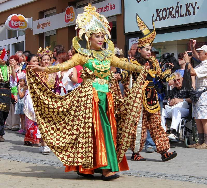 Mezinárodní folklorní festival v Šumperku vyvrcholil v sobotu 20. srpna dopoledne přehlídkou Roztančená ulice.