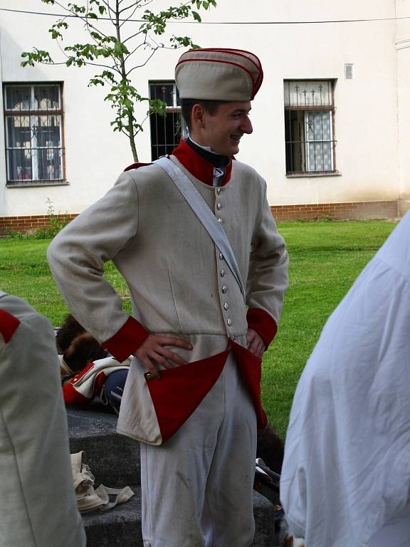 Vojáci v rakouských a pruských uniformách se ve čtvrtek 26. července vydali na pěší pochod z Javorníku do Nysy.