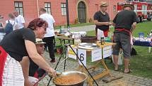 Hudebníci si v Šumperku rozdali souboj s veřejností. U Roztančených kotlíků si v rámci probíhajícího Mezinárodního folklorního festivalu poměřili síly ve vaření guláše.