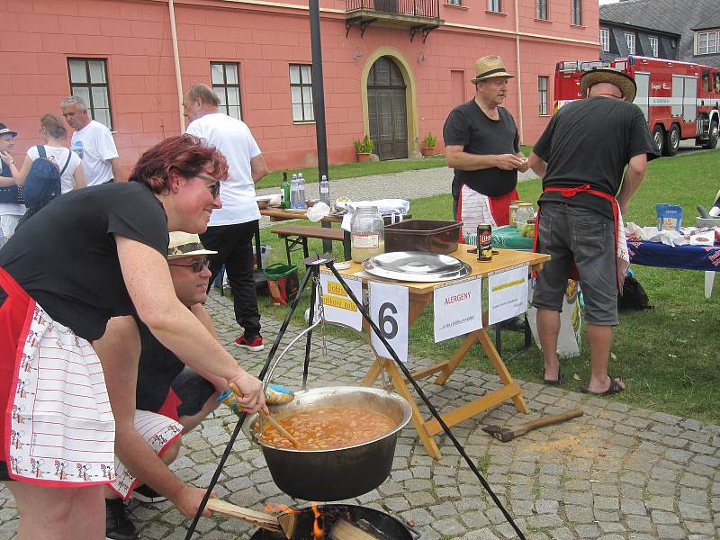 Hudebníci si v Šumperku rozdali souboj s veřejností. U Roztančených kotlíků si v rámci probíhajícího Mezinárodního folklorního festivalu poměřili síly ve vaření guláše.