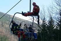 Hasiči společně s Horskou službou a obslužným týmem lanovky trénovali na lanovce v Přemyslově.