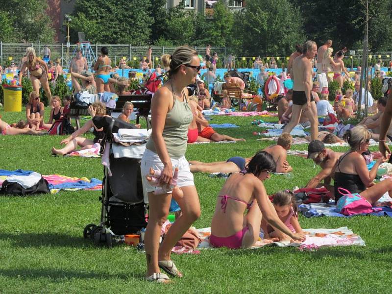 Na Bratrušovském koupališti bylo v sobotu plno.