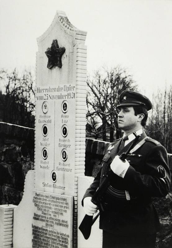Čestná stráž u hrobu obětí Frývaldovské stávky ve Vápenné.