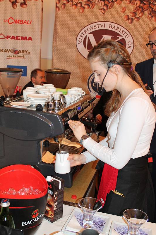 Baristickou disciplínu Junior Mistr kávy soutěže Lázeňský pohár 2017 vyhrála Adéla Mondeková.