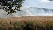 Pole s obilím hořelo v úterý 23. července vpodvečer v Šumperku – Temenici. Požár likvidovaly čtyři jednotky hasičů.