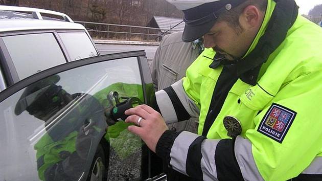 Policisté na Jesenicku měřili propustnost skel