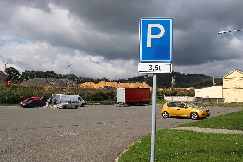 Město Šumperk zakázalo parkování u hřbitova, řidiče odkazuje na soukromou placenou plochu.