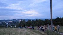 Do osvětlení obří skautské linie se v Zábřehu zapojily stovky lidí.
