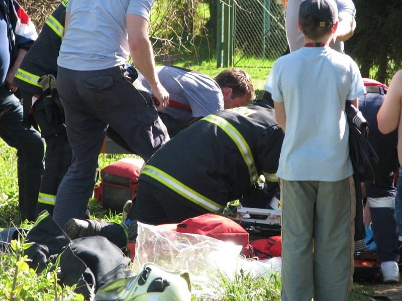 Záchranáři oživují desetiletého chlapce, který se topil v Desné.