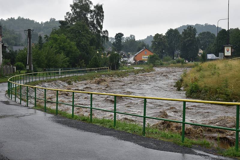 Rozvodněná řeka Bělá na pomezí Jeseníku a Bělá pod Pradědem