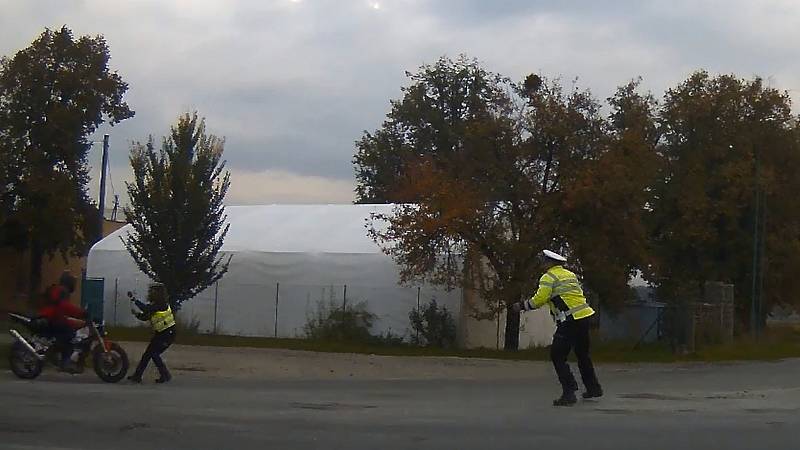 Motorkář najel v Mohelnici do policistky, která se jej snažila zastavit. Snímek incidentu zachycený kamerou policejního vozu