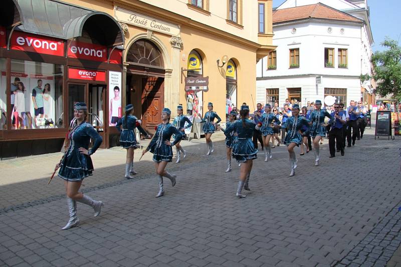 Šumperkem prošly dechové hudby a mažoretky, účastníci festivalu Hudba bez hranic.