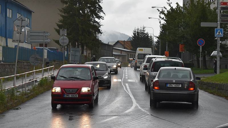 Jesenická ulice v Šumperku je uzavřena, auta jezdí po objížďce.