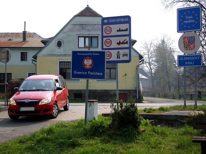 Hranice s Polskem ve Velkých Kuněticích, v pozadí kunětická hospoda