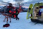 Dva vážně zraněné lyžaře transportoval v sobotu 5. února 2022 z oblasti Jeseníků do fakultních nemocnic vrtulník.