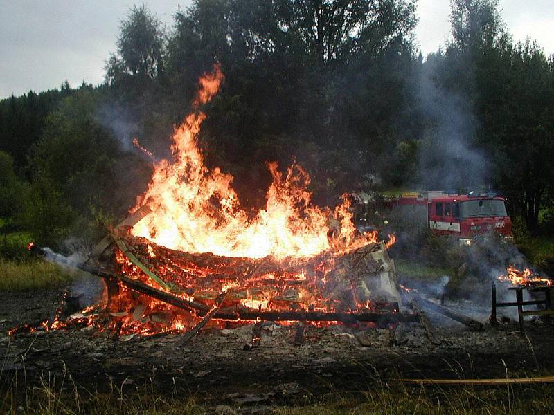 Požár chatky ve Velkých Losinách likvidovali v sobotu 30. července ráno hasiči v Šumperku