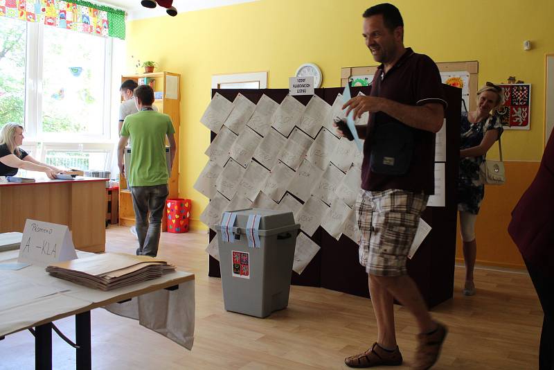 Volby do evropského parlamentu - volební místnost v budově MŠ Evaldova v Šumperku.