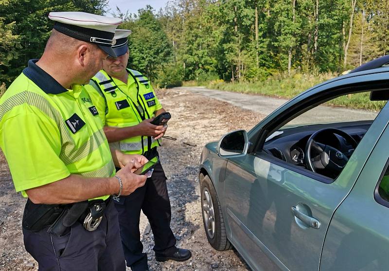 Kontroly neukázněných řidičů v lesích v Rychlebských horách.