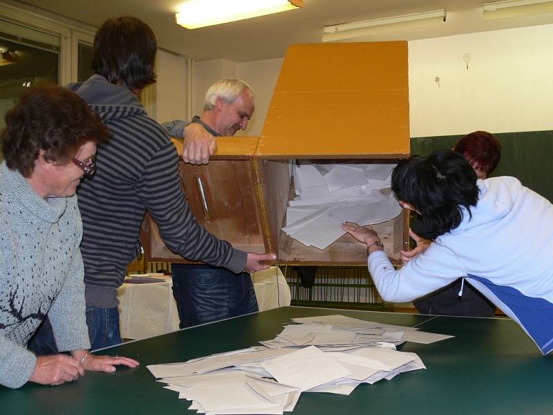 Sčítání hlasů ve volebním okrsku, který měl volební místnost v budově V. základní škole v Šumperku