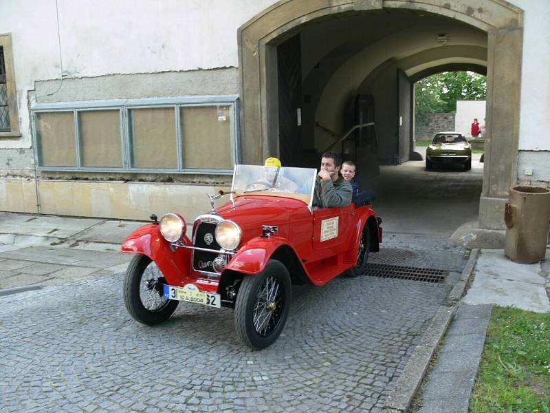 Téměř stovka veteránů na čtyřech či dvou kolech se v sobotu představila na devátém ročníku srazu,Nejstarší auto na srazu. kterému patřilo dopoledne na Masarykově náměstí v Zábřehu.