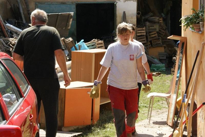 Jedenáct dobrovolníků a dva zaměstnanci Charity Zábřeh se během týdne vystřidalo na Litoměřicku, kde pomáhali lidem postiženým povodní.
