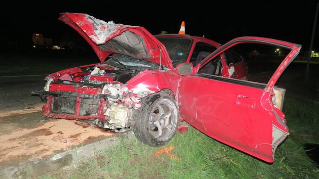 Nárazem do zdi domu ukončila svou jízdu třiadvacetiletá řidička Hondy Civic, která bourala v sobotu 16. září večer v Mikulovicích.