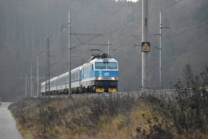 Železniční skanzen na opuštěném náspu u Lupěného.