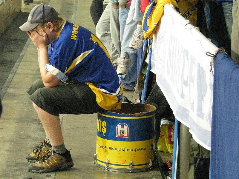 Zdrcený vlajkonoš šumperských fanoušků po prohře Draků s Třebíčí