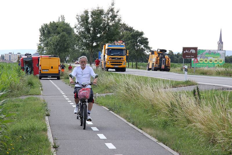 Kamion plný papíru se v noci na středu 12. července převrátil na rovném úseku silnice první třídy mezi Mohelnici a Libivou. Záběry z příprav na vyproštění vozidla ve středu 12. července dopoledne.