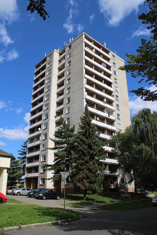 Třináctipatrovému věžáku v centru Šumperku se přezdívá panelák sebevrahů. Život skokem z okna či balkonu zde ukončilo několik lidí.