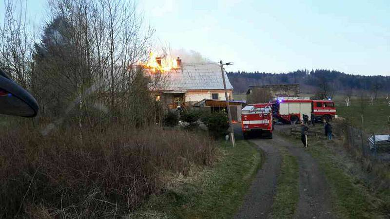 Rodině v Bělé pod Pradědem zničil požár dům.