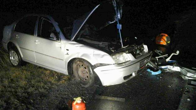 V noci z pátku na sobotu zahynul u Studené Loučky na Šumpersku osmnáctiletý chlapec. Řídil auto, které čelně narazilo do náklaďáku. 