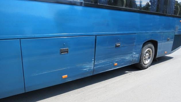 Autobus (na snímku jeho poškozená část) s osobním autem se ve středu 3. července srazily v Priessnitzových lázních v Jeseníku.