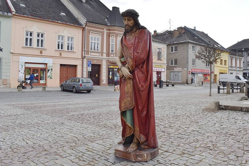 Socha odsouzeného Krista na náměstí v Mohelnici.