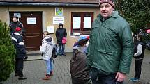 Skupina lidí čekala v neděli 21. února dopoledne před budovou Zámečku v Šumperku, kde budou krajští úředníci od pondělního rána přijímat žádosti o kotlíkové dotace. První zájemci se zde objevili už v pátek večer.
