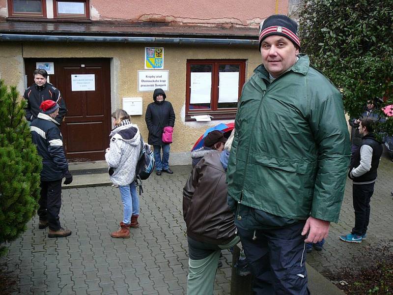 Skupina lidí čekala v neděli 21. února dopoledne před budovou Zámečku v Šumperku, kde budou krajští úředníci od pondělního rána přijímat žádosti o kotlíkové dotace. První zájemci se zde objevili už v pátek večer.