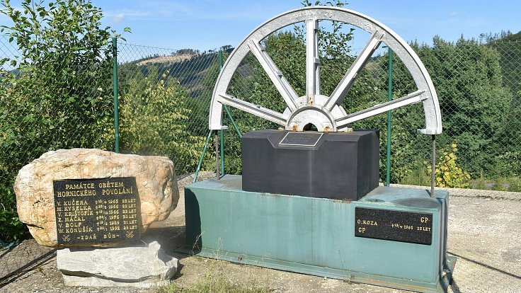 Monument a památník v místě bývalé těžební věže zlikvidovaného zlatohorského závodu RD Jeseník.
