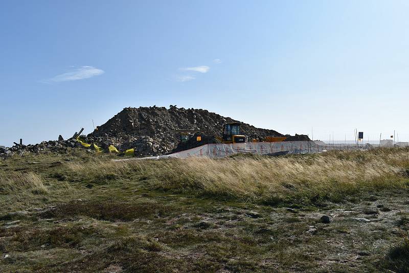 Výstavba rozhledny na Králickém Sněžníku v úterý 22. září.