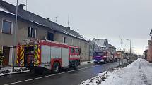 Hasiči a záchranáři zasahují u požáru v Lošticích, 17. ledna 2021