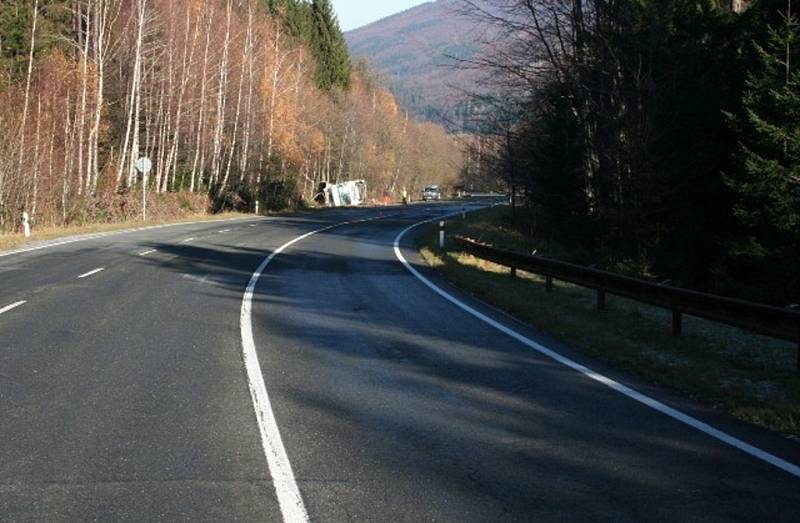 Řidiče na Jesenicku ve čtvrtek 15. listopadu zaskočilo náledí.